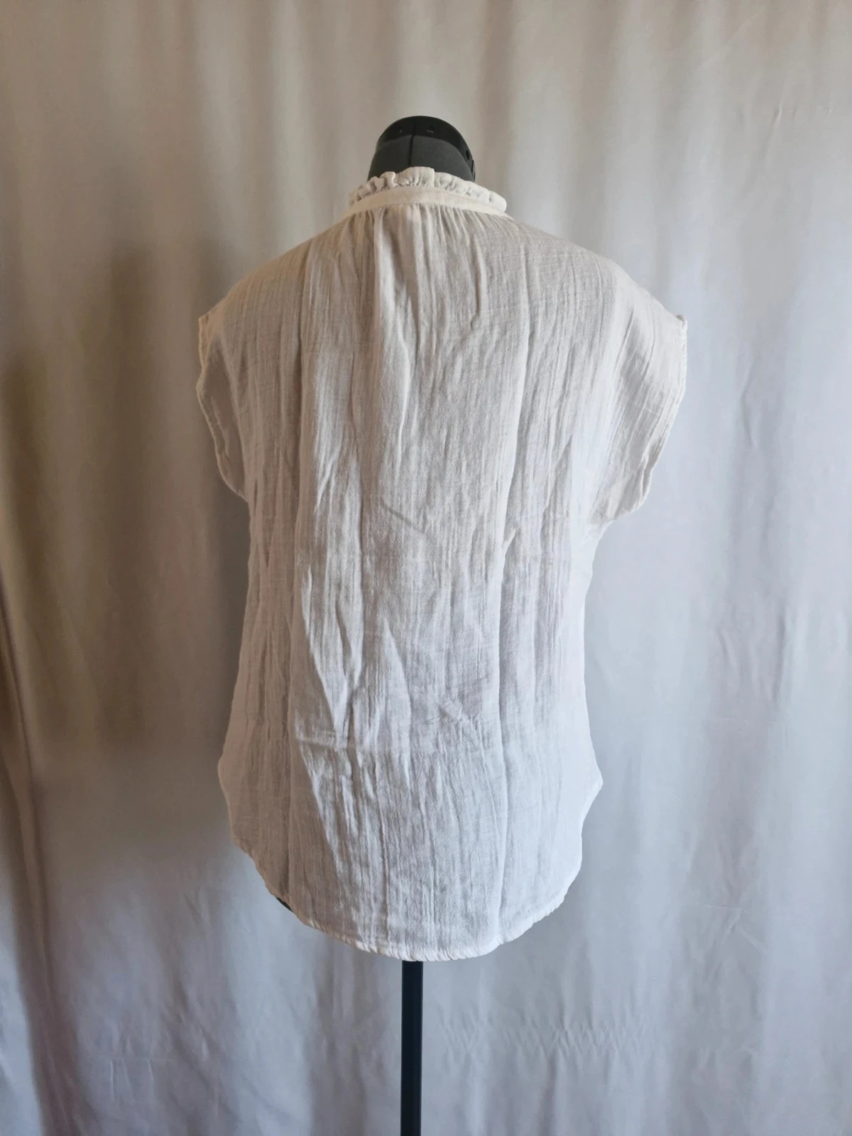 Blusa H&M mujer XS blanca con volantes en el cuello mangas cortas – photo 4